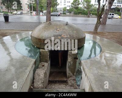 Die alte Balkanstadt Tirana. Erstaunliche Gebäude, angenehme Natur und ein ganz anderes Leben in Albanien, können Sie wahre Bunker zu sehen Stockfoto