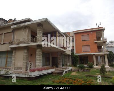 Die alte Balkanstadt Tirana. Erstaunliche Gebäude, angenehme Natur und ein ganz anderes Leben in Albanien, können Sie wahre Bunker zu sehen Stockfoto