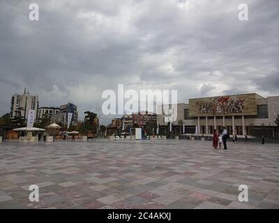 Die alte Balkanstadt Tirana. Erstaunliche Gebäude, angenehme Natur und ein ganz anderes Leben in Albanien, können Sie wahre Bunker zu sehen Stockfoto