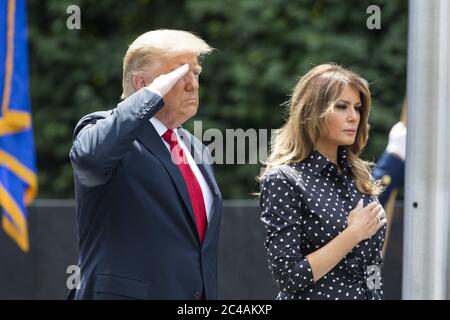 Washington, Usa. Juni 2020. Präsident Donald Trump begrüßt neben First Lady Melania Trump am Donnerstag, dem 25. Juni 2020, nach der Kranzniederlegung am koreanischen Kriegsveteranen-Denkmal in Washington, DC. Präsident Trump besuchte das Denkmal zum Gedenken an den 70. Jahrestag des Koreakrieges. Foto von Jim Lo Scalzo/UPI Kredit: UPI/Alamy Live Nachrichten Stockfoto