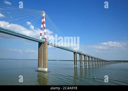 Blick auf die Saint-Nazaire-Brücke, eine Kabelbrücke über die Loire, Saint Nazaire, Frankreich. Stockfoto