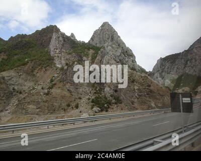 Die alte Balkanstadt Tirana. Erstaunliche Gebäude, angenehme Natur und ein ganz anderes Leben in Albanien, können Sie wahre Bunker zu sehen Stockfoto