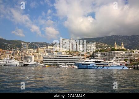 Blick vom Mittelmeer auf das Fürstentum Monaco und Monte Carlo mit dichten Wolkenkratzern, Jachthafen, Yachten, Palast und Casino. Stockfoto