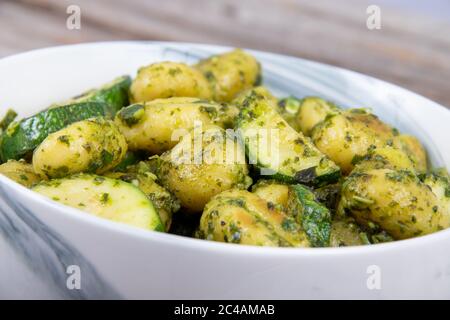 Kartoffelgnocchi mit Zucchinis und frisch zubereitetes Basilikum-Pesto Stockfoto