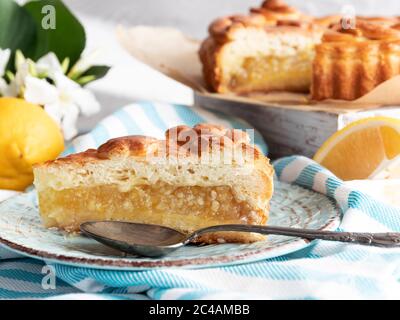 Köstliche hausgemachte Kuchen mit Zitrone Nahaufnahme Stockfoto
