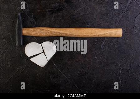 Gebrochener Stein Schwefel und Hammer gegen den Beton Stockfoto