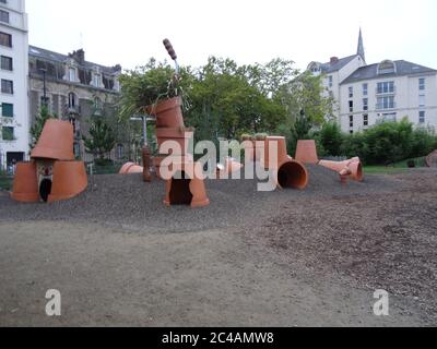 Alte Architektur und helles Grün der Loire-Atlantique Region, Bretagne. Französisch Nantes ist erstaunlich Stockfoto