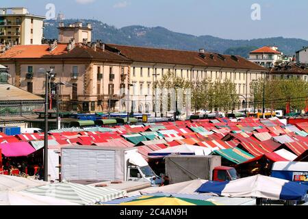 Turin, Piemont, Italien Porta Palazzo Markt die größte Open-Air-Markt in Europa Stockfoto