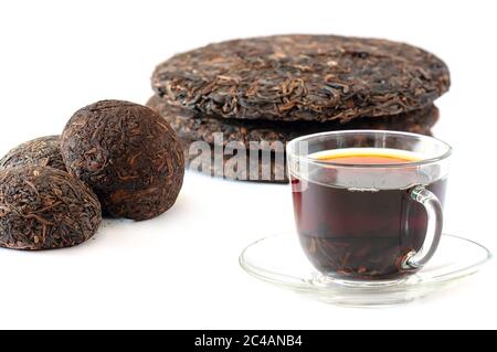 Schwarzer Tee Pu-erh in Glas Tasse. Traditionelle chinesische rohe alte Tee puer. Stockfoto