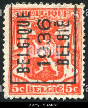 BELGIEN - UM 1935: Briefmarke gedruckt von Belgien, zeigt Wappen, um 1935 Stockfoto