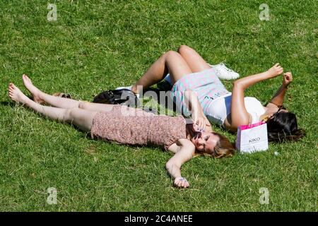 Bath, Großbritannien. Juni 2020. Während Bath einen weiteren heißen und sonnigen Tag genießt, werden zwei Frauen in Parade Gardens beim Sonnenbaden dargestellt. Quelle: Lynchpics/Alamy Live News Stockfoto