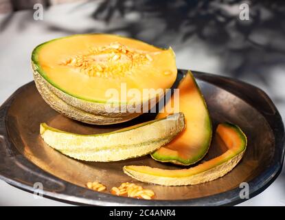 Honigmelone oder Cantaloupe. Von japanischer Melone auf Stahlblech mit Schatten geschnitten. Sommerliche Früchte. Gesundheitskonzept Stockfoto