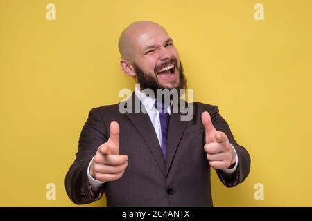 Junger Geschäftsmann, der auf Sie hinweist, mit Erfolg zufrieden zu sein. Stockfoto