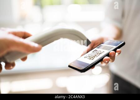 Verwenden Des Mobiltelefons Zum Scannen Des Zahlungscodes Im Shop Stockfoto