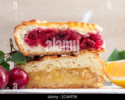 Köstliche hausgemachte Stück Kuchen mit Zitrone und Kirsche aus nächster Nähe Stockfoto