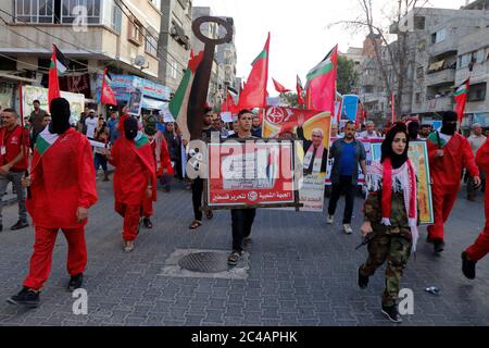 Gaza-Stadt, Gazastreifen, Palästinensische Gebiete. Juni 2020. Anhänger der Volksfront zur Befreiung Palästinas nehmen an einem Protest gegen Israels Pläne Teil, Teile des besetzten Westjordanlandes in Gaza-Stadt am 25. Juni 2020 zu annektieren. (Bild: © Aaed BakerZUMA Wire) Quelle: ZUMA Press, Inc./Alamy Live News Stockfoto