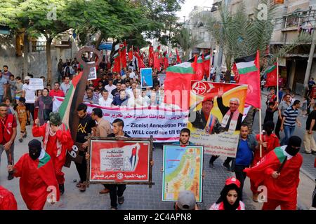 Gaza-Stadt, Gazastreifen, Palästinensische Gebiete. Juni 2020. Anhänger der Volksfront zur Befreiung Palästinas nehmen an einem Protest gegen Israels Pläne Teil, Teile des besetzten Westjordanlandes in Gaza-Stadt am 25. Juni 2020 zu annektieren. (Bild: © Aaed BakerZUMA Wire) Quelle: ZUMA Press, Inc./Alamy Live News Stockfoto