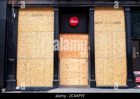 Manahattan, New York, USA - 7. Juni 2020: Soho Leica Store wurde während eines Protestes von Randalierern und Plündern verwüstet. Stockfoto