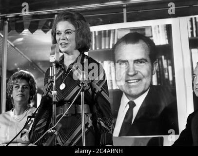 Shirley Temple die ehemalige amerikanische Kinderdarstellerin spricht vor einem Plakat von Richard Nixon bei einer Pressekonferenz zur Wahl der Republikanischen Partei im Cafe Royal in London. September 1968: Stockfoto