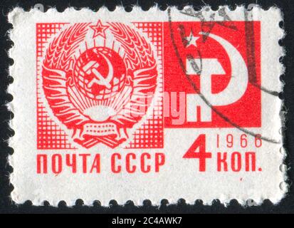 RUSSLAND - UM 1966: Briefmarke gedruckt von Russland, zeigt Waffen der UdSSR, um 1966 Stockfoto