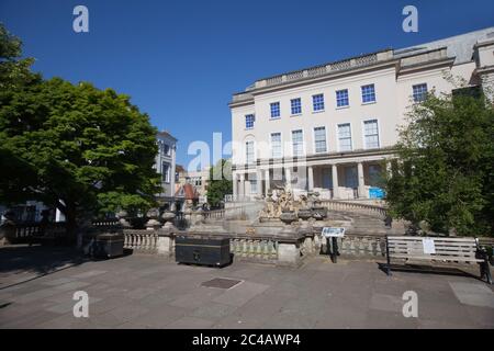 Ein Neptun-Brunnen an der Promenade in Cheltenham, Gloucestershire, Großbritannien Stockfoto