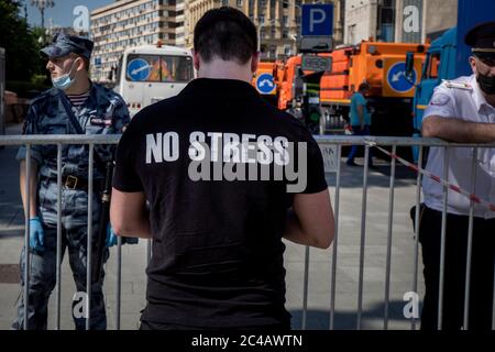 Moskau, Russland. 24. Juni 2020 EIN Mann in einem schwarzen T-Shirt mit der Aufschrift "kein Stress" auf der Rückseite steht an einer Polizeikordon in der Nähe der Tverskaya Straße während einer Militärparade im Zentrum von Moskau, Russland Stockfoto