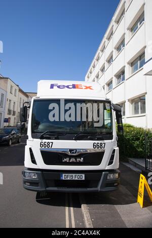 Ein FedEx-LKW hält in Cheltenham an, um ein Paket zu liefern Stockfoto