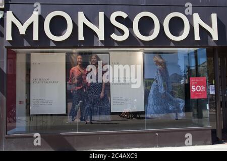 Das Monsoon-Geschäft in Cheltenham, Gloucestershire in Großbritannien Stockfoto