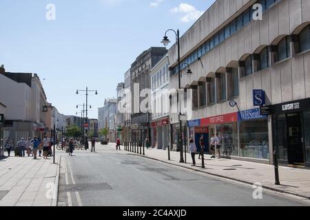 Einzelhändler auf der High Street in Cheltenham in Gloucestershire in Großbritannien Stockfoto