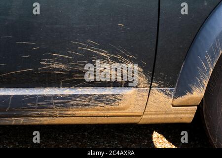 Schlamm, der um das Vorderrad des SUV geworfen wurde, nachdem er durch Wasserpfützen abseits der Straße gefahren wurde. Stockfoto