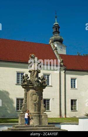 Statue des Heiligen Johannes von Nepomuk und Burg bei Zamecke namesti, Stadtplatz in Frydek Teil von Frydek-Mistek, Mährisch-Schlesische Region, Schlesien, Tschechien Stockfoto