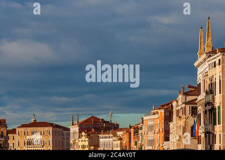 Stürmische Wolken über dem Canal Grande in Venedig (mit Kopierraum) Stockfoto