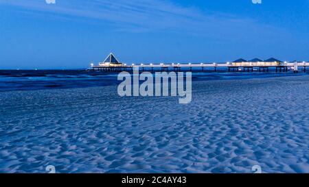 Erleuchtete Seebrücke von Heringsdorf auf der Insel Usedom bei Nacht Stockfoto