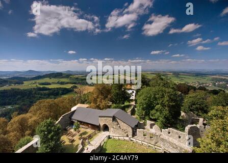 Blick vom Turm auf Schloss Hukvaldy, Moravskoslezský kraj, Tschechische Republik Stockfoto