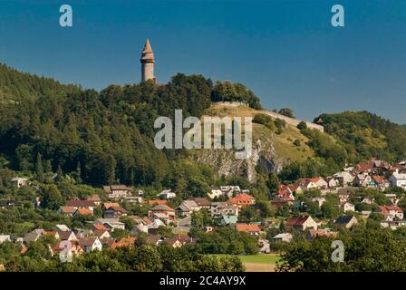 Truba Burg Turm über der Stadt Štramberk, Moravskoslezský kraj, Tschechische Republik Stockfoto