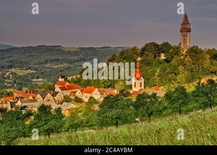 Truba Burg Turm über der Stadt Štramberk, Moravskoslezský kraj, Tschechische Republik Stockfoto