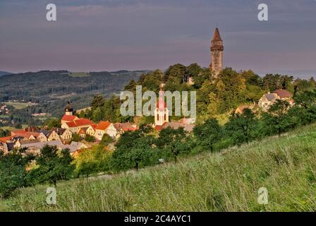 Truba Burg Turm über der Stadt Štramberk, Moravskoslezský kraj, Tschechische Republik Stockfoto