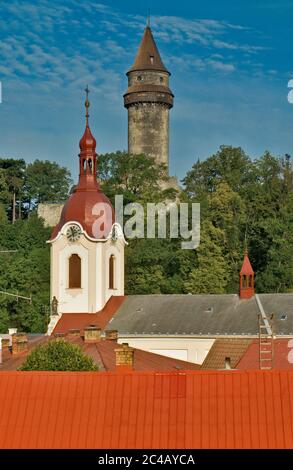 Truba Burg Turm über der Kirche des Heiligen Johannes von Nepomuk in Štramberk, Moravskoslezský kraj, Tschechische Republik Stockfoto