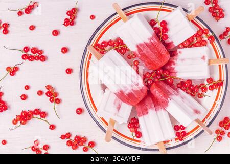 Hausgemachte Beeren und Kokosmilch Eis am Stiel, Ansicht von oben. Stockfoto