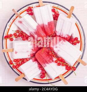 Hausgemachte Beeren und Kokosmilch Eis am Stiel, Ansicht von oben. Stockfoto