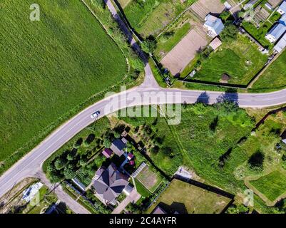 Luftaufnahme von oben Drohne der Straße, Häuser und Felder Stockfoto