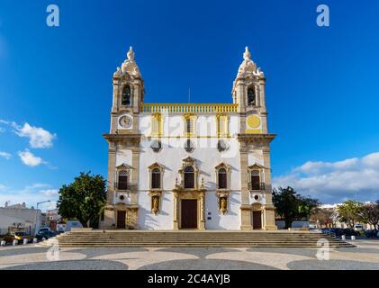 Carmo Kirche (Igreja do Carmo) in Faro, Portugal mit seiner berühmten Kapelle von Knochen in warmem Sonnenlicht - frontale Perspektive, Landschaftsorientierung Stockfoto