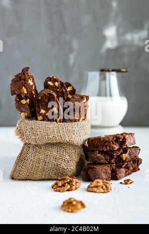 Hausgemachte Schokolade Biscotti Cookies mit Walnüssen und einem Glas Milch Stockfoto