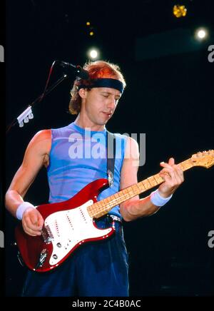 Mark Knopfler von Dire Straits in Konzert in der Wembley Arena, London 1985 Stockfoto