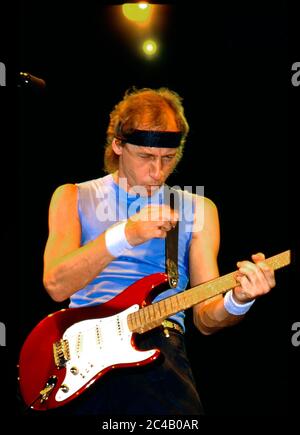 Mark Knopfler von Dire Straits in Konzert in der Wembley Arena, London 1985 Stockfoto