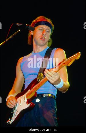 Mark Knopfler von Dire Straits in Konzert in der Wembley Arena, London 1985 Stockfoto