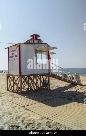 Rettungsschwimmer Haus an einem Sandstrand an einem spanischen Strand Stockfoto