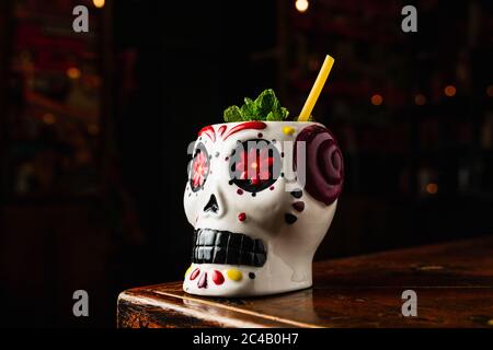 Ein erfrischender Cocktail in einem Tiki-mexikanischen Stil-Scull-Glas mit einem Öko-Stroh aus Spaghetti Stockfoto