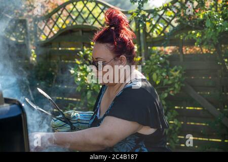 Brentwood Essex 25. Juni 2020 WETTER Sommer Grill im Garten Brentwood Essex Kredit: Ian Davidson/Alamy Live News Stockfoto