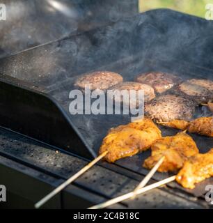 Brentwood Essex 25. Juni 2020 WETTER Sommer Grill im Garten Brentwood Essex Kredit: Ian Davidson/Alamy Live News Stockfoto